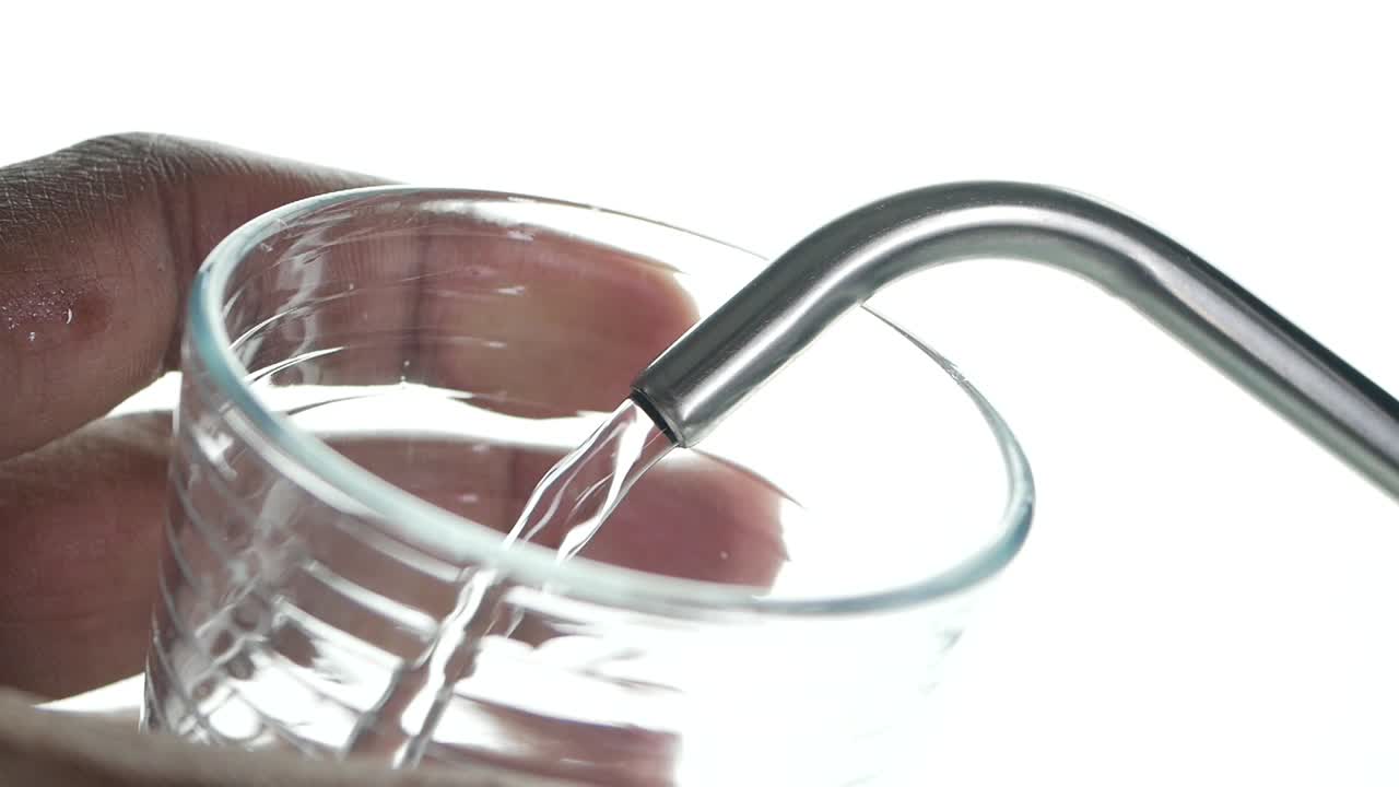 Wasser in ein Glas gießen