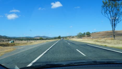 punto de vista del automóvil conduciendo en carreteras asfaltadas en australia, viaje por carretera en queensland