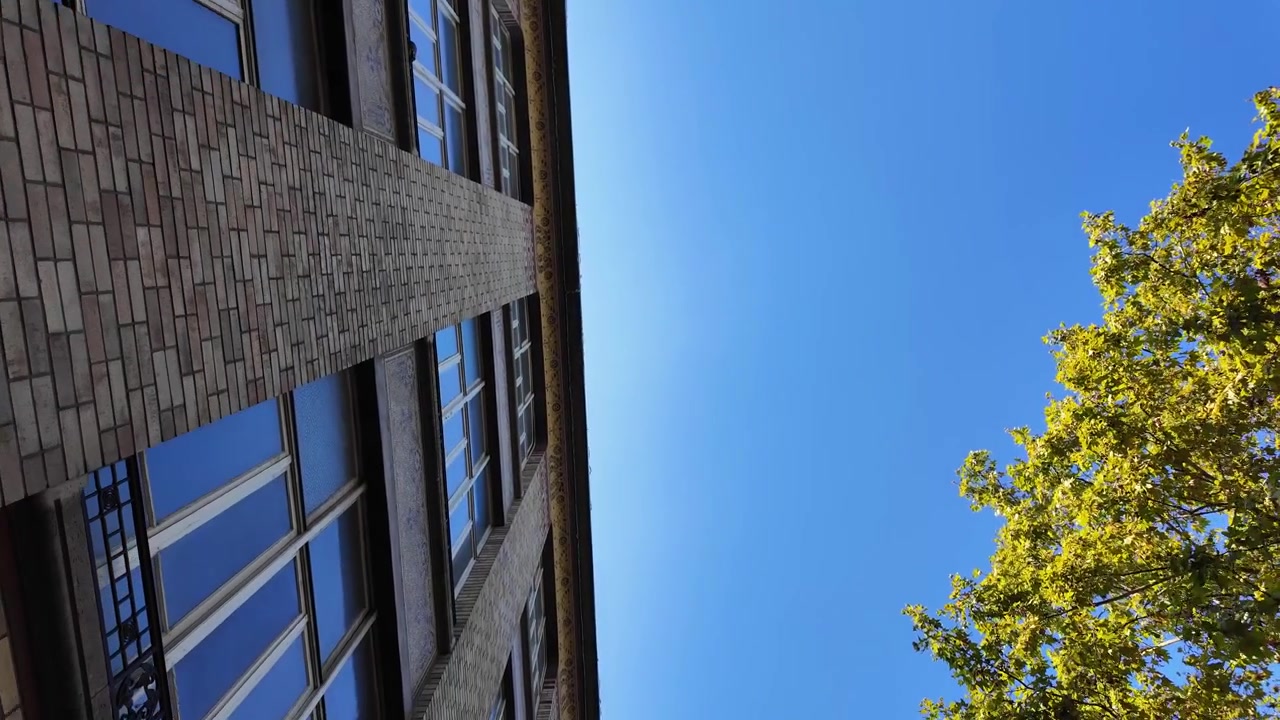 Fachada de edificio francés, cielo azul claro, bienes raíces residenciales en París, Francia