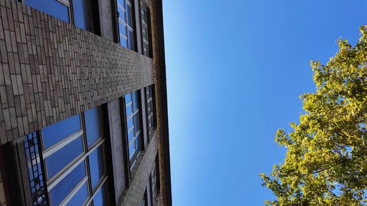 Fachada de edificio francés, cielo azul claro, bienes raíces residenciales en París, Francia