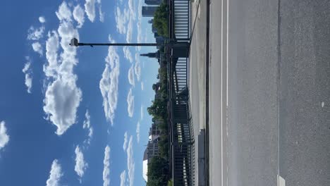 caminando por el puente de fráncfort sobre el río principal en alemania