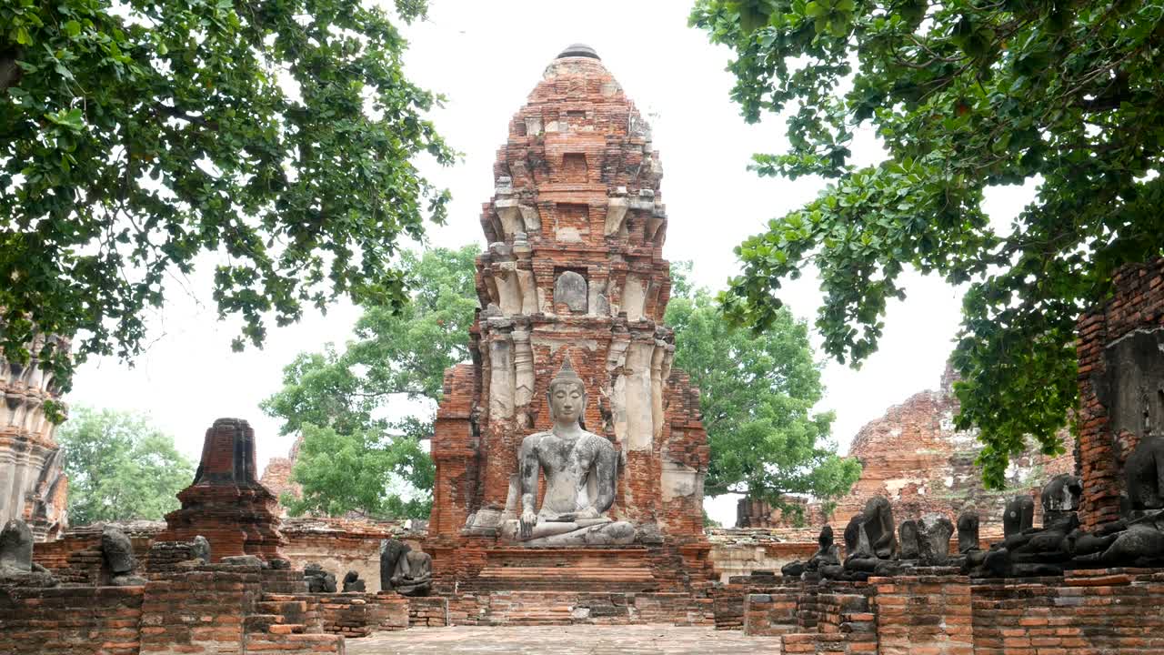 estatua de buda en wat maha that o el monasterio de la gran reliquia ubicado en la isla de la ciudad en la parte central de ayutthaya