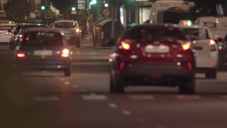 tráfico vial en la ciudad nocturna