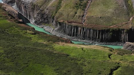 columnas de basalto en el valle de studlagil en islandia, antena