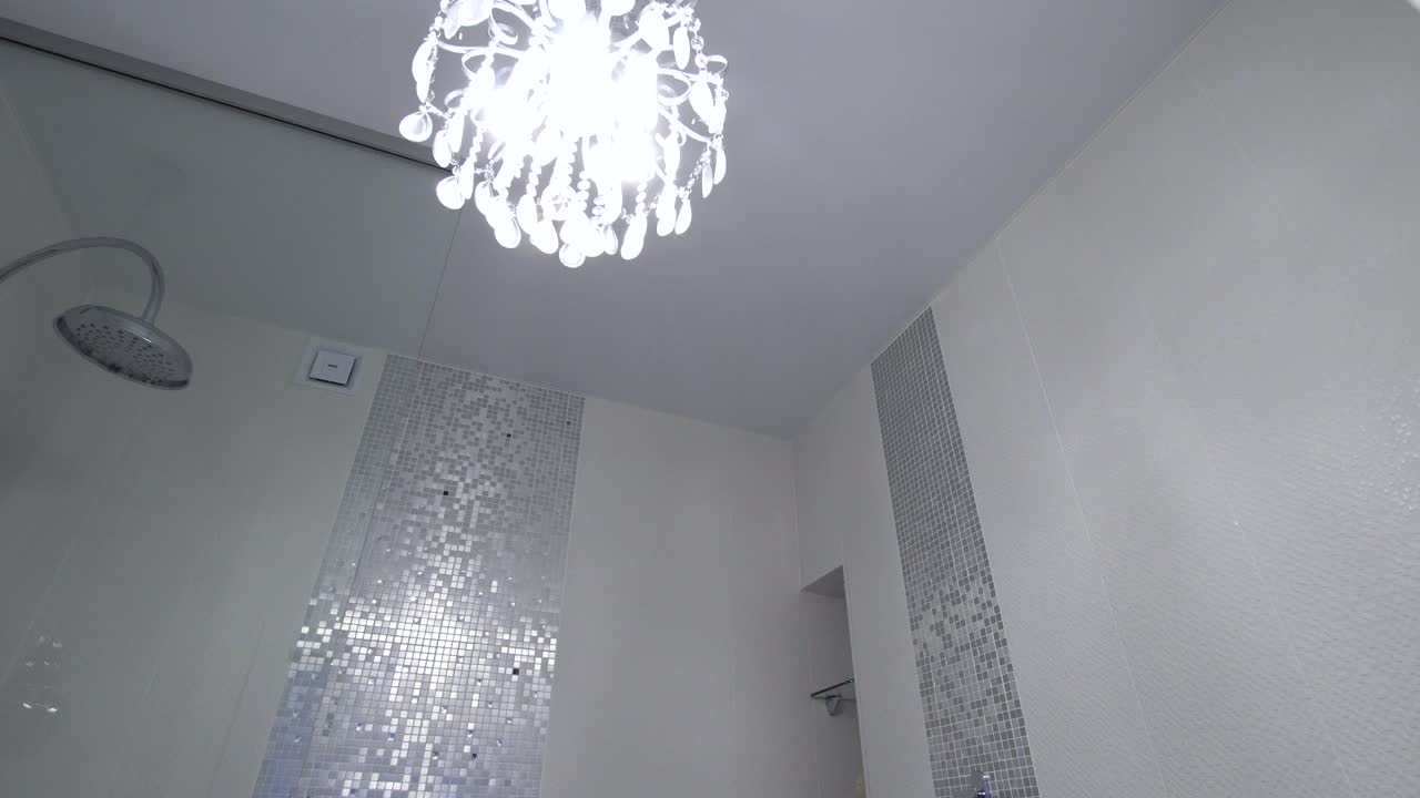 baño blanco moderno con azulejos de mosaico de plata