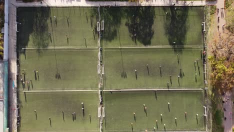 Toma-Aérea-Directa-De-Muchos-Campos-De-Fútbol-Durante-La-Sesión-De-Entrenamiento-En-Verano