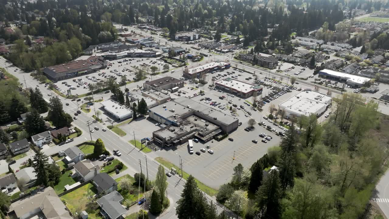 vista aérea de un centro comercial, restaurantes y tráfico en la autopista lougheed en maple ridge, columbia británica, canadá