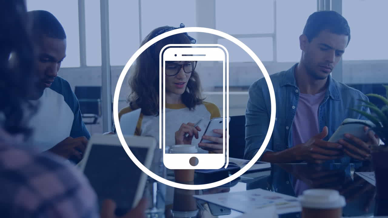 animación de teléfonos móviles en círculos sobre diversos compañeros de trabajo que utilizan tabletas digitales en la oficina