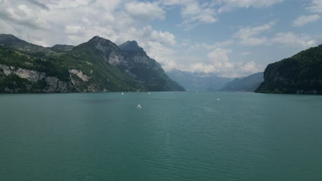 Barcos-En-El-Lago-En-Gäsi-Betlis,-Walensee-Glarus,-Weesen-Walenstadt,-Suiza--Drone