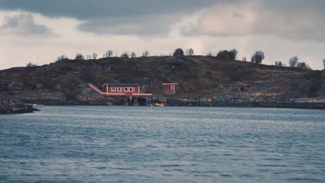 Fischerhütte-Und-Kleiner-Pier-An-Der-Felsigen-Küste