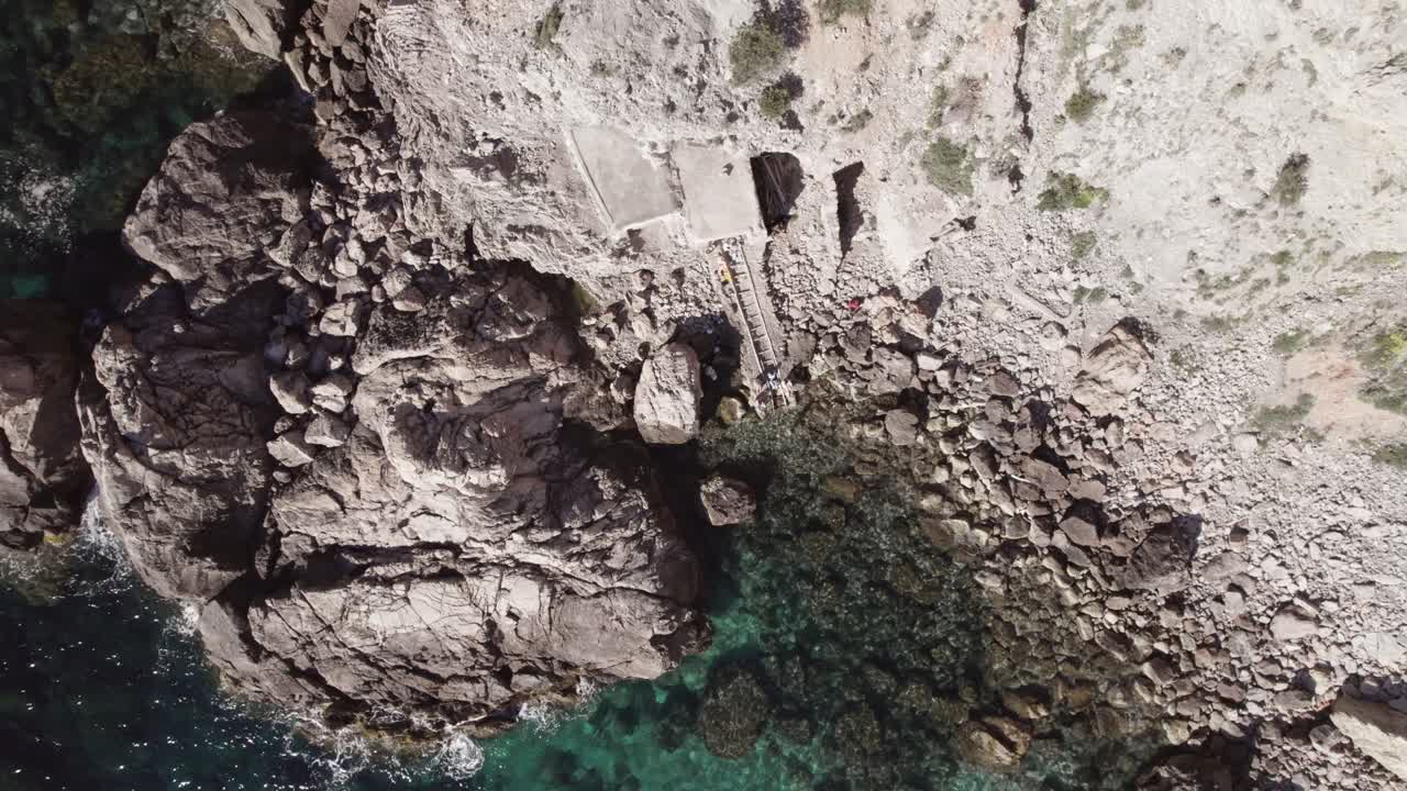 primer plano de rocas y piedras en el acantilado y la montaña en ibiza
