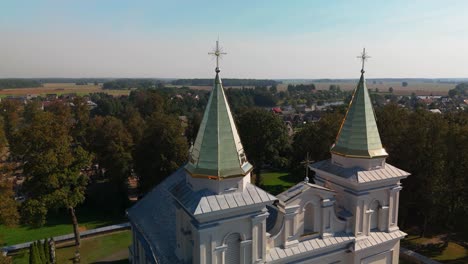 리투아니아의 시르빈토스 (sirvintos) 에 있는 성 미가엘 대천사 성당 (church of st. michael the archangel towers with crosses) 의 드론 촬영.