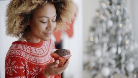 Mujer-Joven-Saboreando-Un-Pastel-De-Navidad