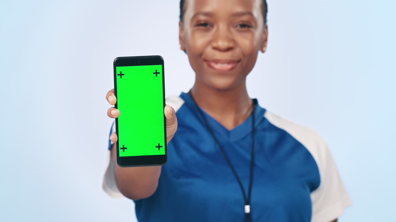 mujer negra feliz, teléfono y pantalla verde