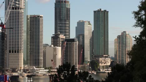 Vista-Media-De-La-Ciudad-De-Brisbane-Y-La-Construcción-Del-Puente-Verde-Kangaroo-Point,-Vista-Desde-Kangaroo-Point,-Queensland,-Australia