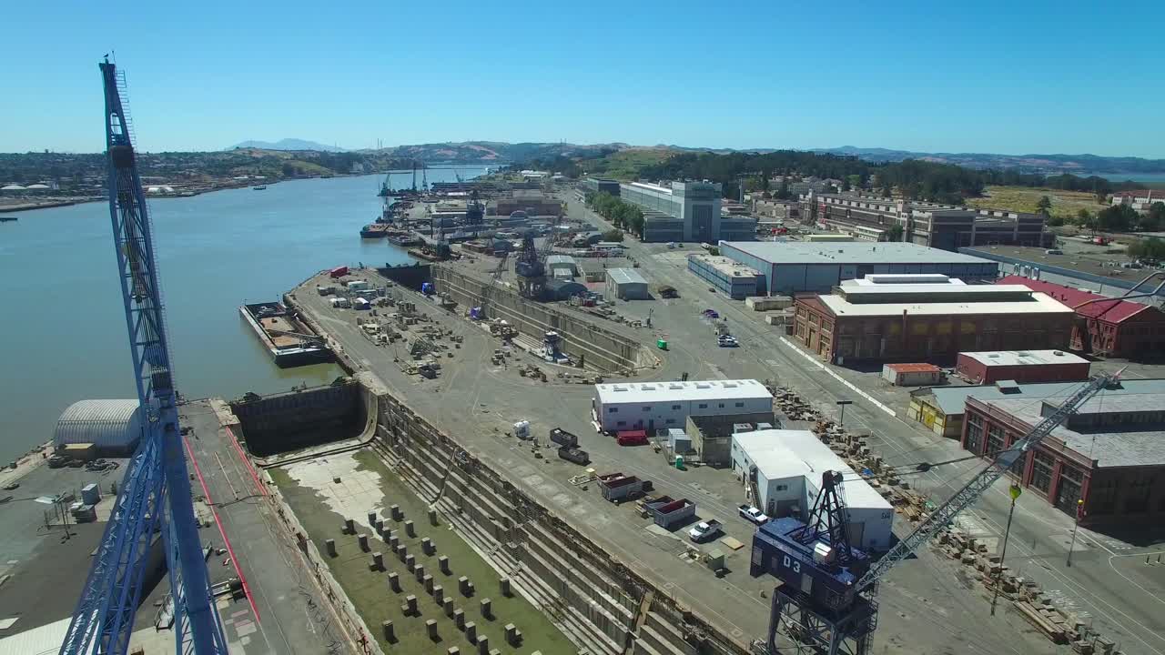 antena sobre un viejo astillero abandonado en mare island california 2