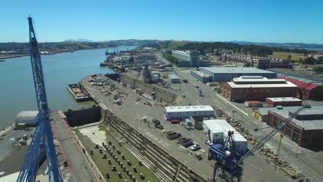 antena sobre un viejo astillero abandonado en mare island california 2