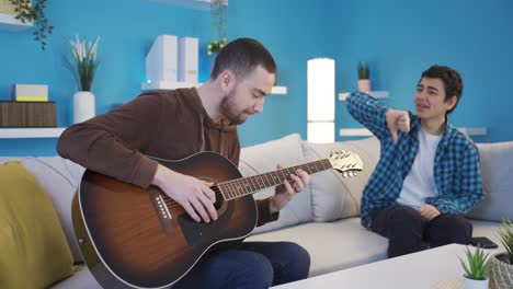 el hermano sarcástico se burla de su hermano guitarrista. conflicto entre hermanos.