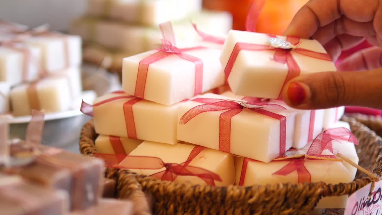 선물 가게 에서 비누 바 를 들고 있는 여자