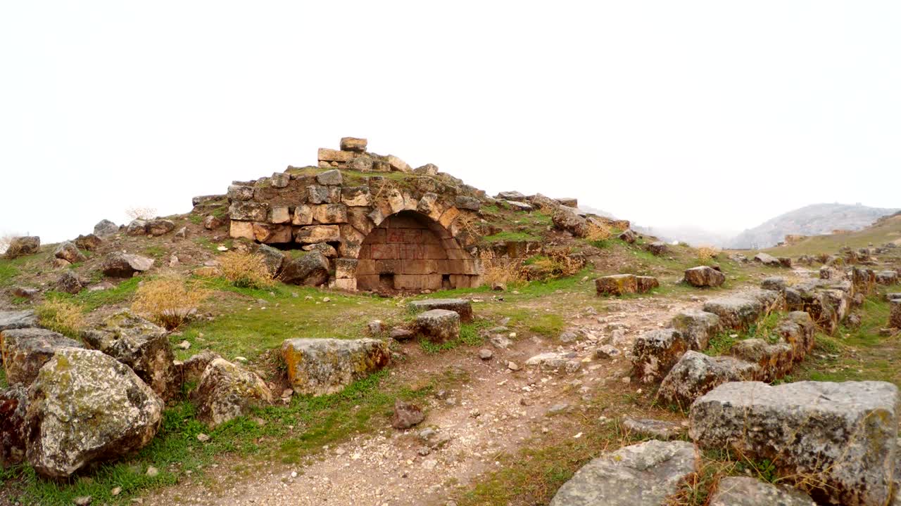 ruinas de diferentes edificios en el castillo de urfa nieve y lluvia