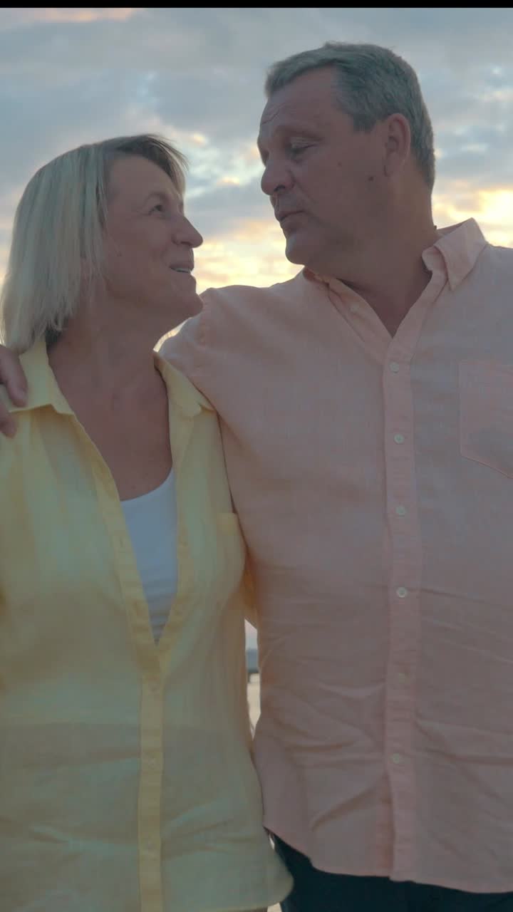una pareja disfrutando del atardecer en la playa.
