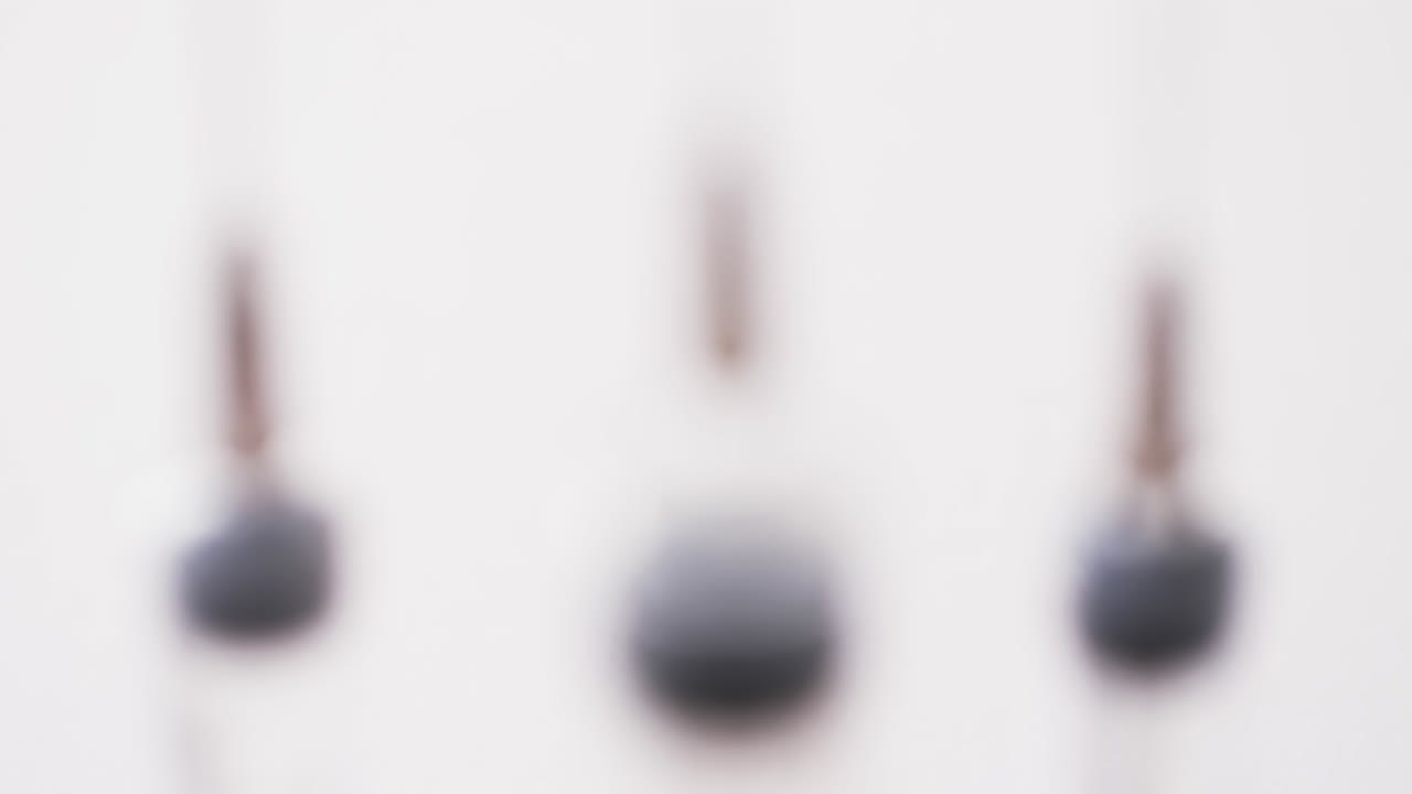 세 개의 주사기의 비디오와 색 배경에 있는 복사 공간