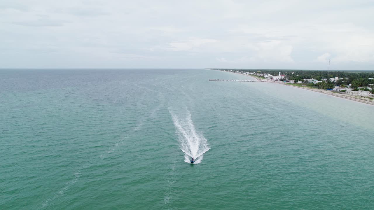 제트스키로 다가오는 커플