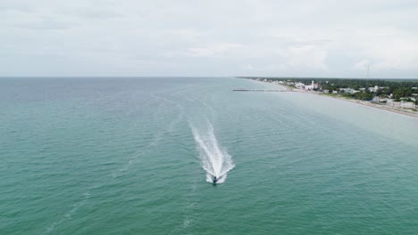 Ein-Paar,-Das-Sich-Mit-Dem-Jetski-Nähert