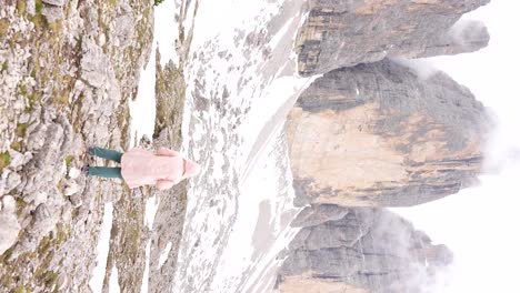 mujer mirando el árbol nevado cime di lavaredo
