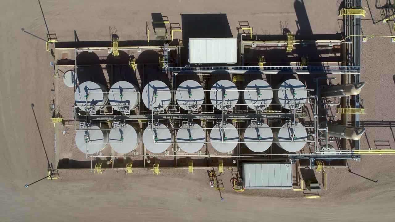 plataforma de fracking sobrevuela - por drone 4k 60fps