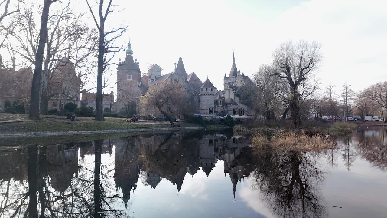 부다페스트 시립 공원의 중세 vajdahunyad 성에 연못을 건너