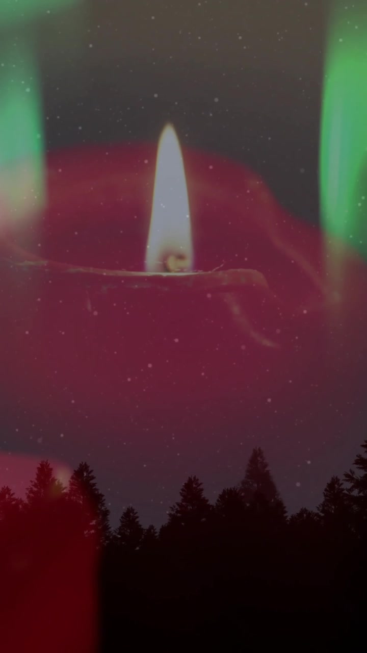 Animazione di candele accese su silhouette di foresta con aurora boreale sullo sfondo