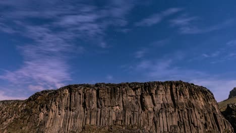 Basaltberge-Und-Das-Mondlicht,-Das-Sie-Mitten-In-Der-Nacht-Beleuchtete