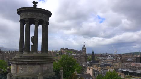 Una-Hermosa-Foto-De-Lapso-De-Tiempo-De-Nubes-Sobre-El-Horizonte-De-Edimburgo,-Escocia-1