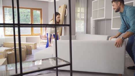 una joven pareja emocionada con su nuevo apartamento.