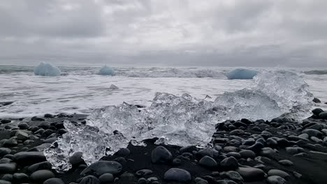 Fantastische-Eisaufnahme,-Die-Von-Eisbergen-Der-Gletscher-In-Diamond-Beach-Stammt-Und-In-Der-Sie-Den-Schwarzen-Sand-Und-Die-Gletscher-Im-Meer-Bewundern-Können