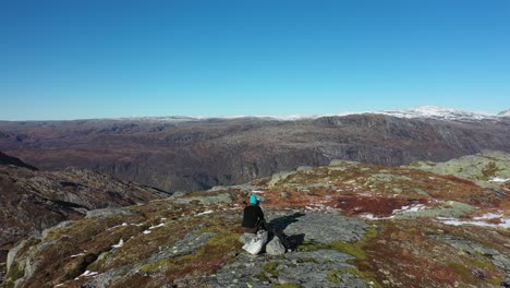 Sanft-überfliegen-Junger-Männlicher-Landschaftsfotograf,-Der-Mit-Kamera-Und-Teleobjektiv-Auf-Einem-Berggipfel-Sitzt---Schöner-Sonniger-Herbsttag-In-Den-Bergen-Norwegens-Eksingedalen