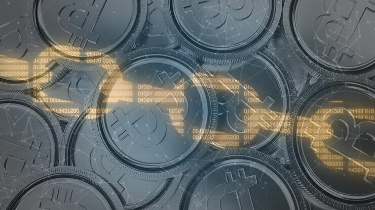 Catena di sicurezza digitale contro un mucchio di bitcoin d'argento