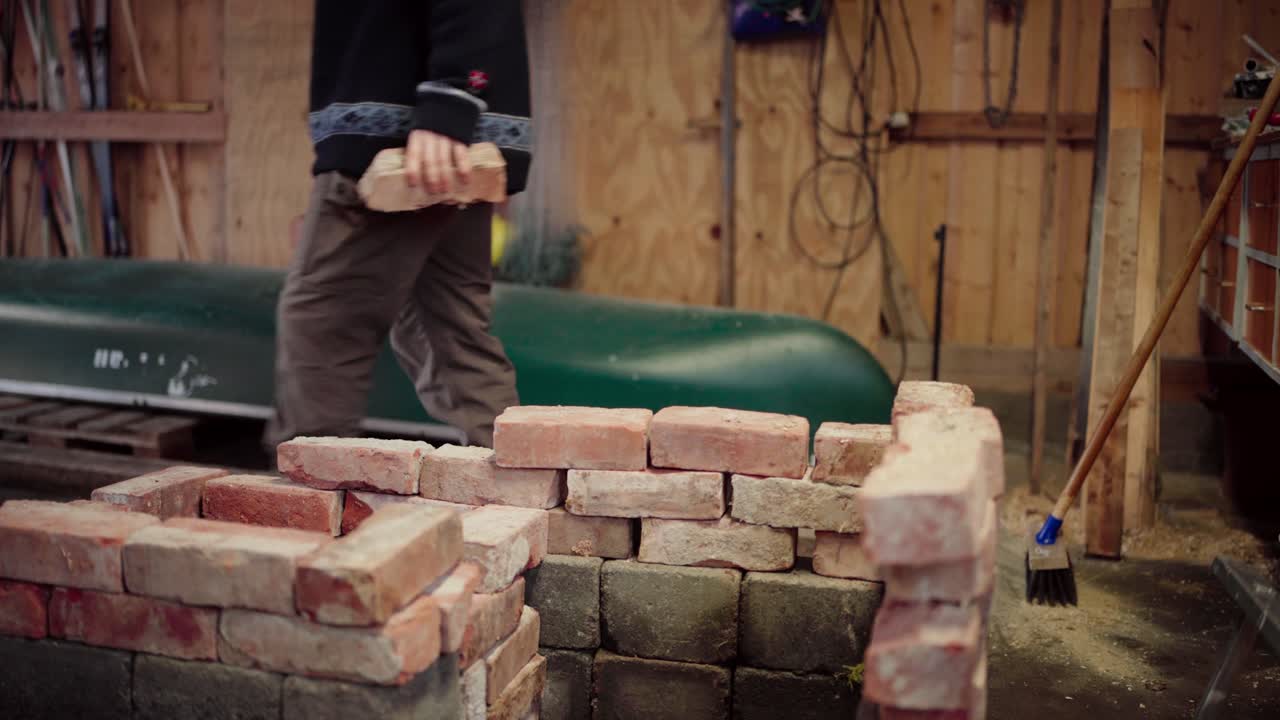 콘크리트 벽돌 어리 를 가진 사람