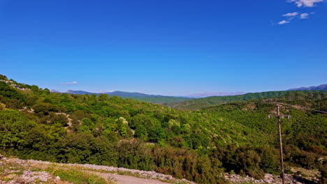 paisaje pan de paisaje rural tierra rural matorral bosque en la ciudad suburbana vecindario con cordillera atenas grecia europa viajes vacaciones vacaciones
