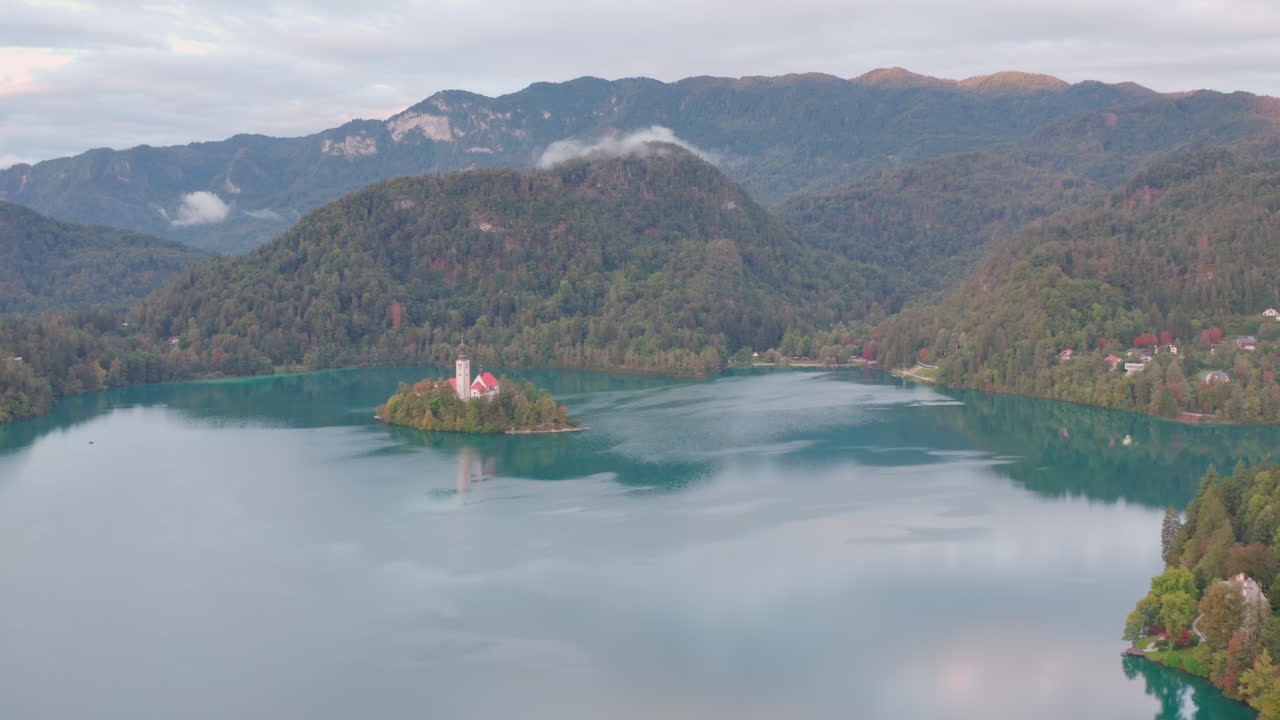 Vista mozzafiato del Lago di Bled con la sua isola e le Alpi Giulie in lontananza, in Slovenia.