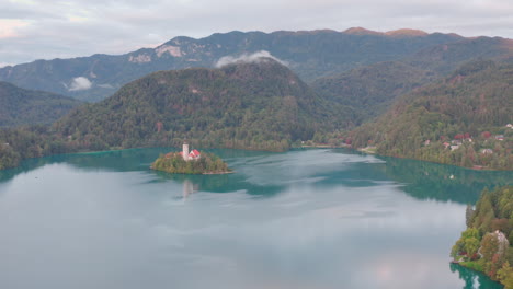 Atemberaubende-Aussicht-Auf-Den-Bleder-See-Und-Die-Insel-Und-Die-Julischen-Alpen-In-Der-Ferne-In-Slowenien