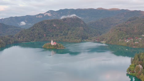 asombrosa vista del lago bled y la isla y los alpes julianos en la distancia en eslovenia