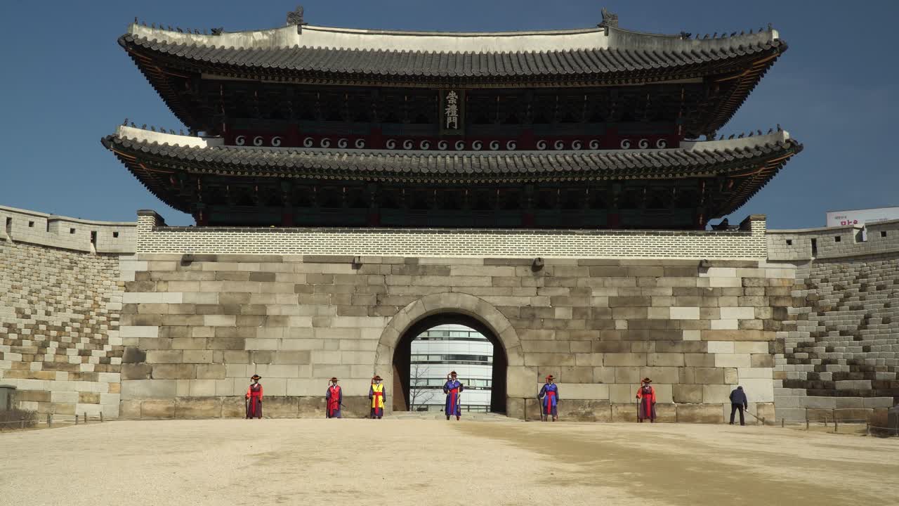 Guards in Korean traditional warrior costumes protecting the entrance of Sungnyemun gate in Seoul, South Korea. Korea National Treasure No. 1