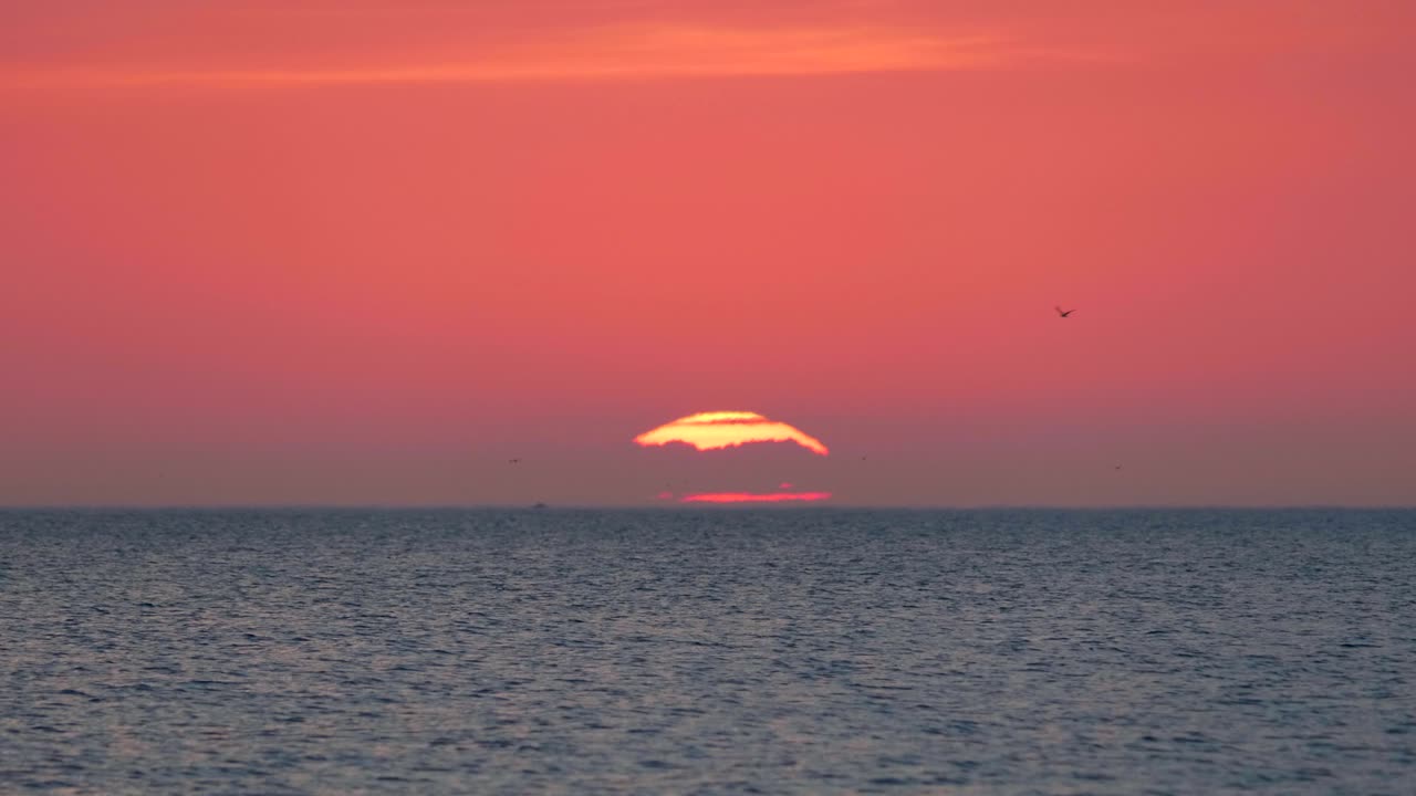 물 위에서 가까이 찍은 일출, 큰 은 오렌지색 태양