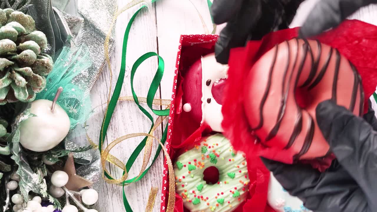 rosquilla con helado y salpicaduras de primer plano, dulces de navidad