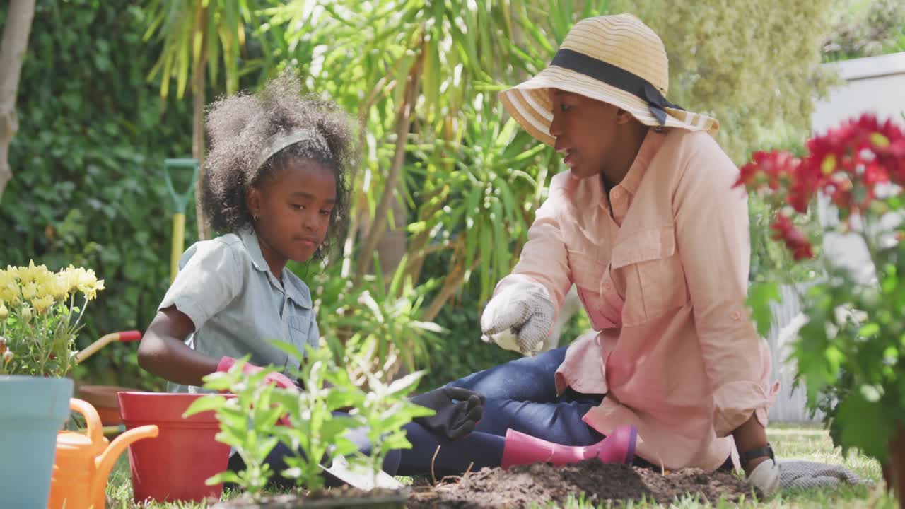 madre e hija en el jardín durante un día soleado