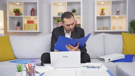 Hombre-Trabajador-De-Oficina-En-Casa-Revisando-Archivos-De-Papeleo.