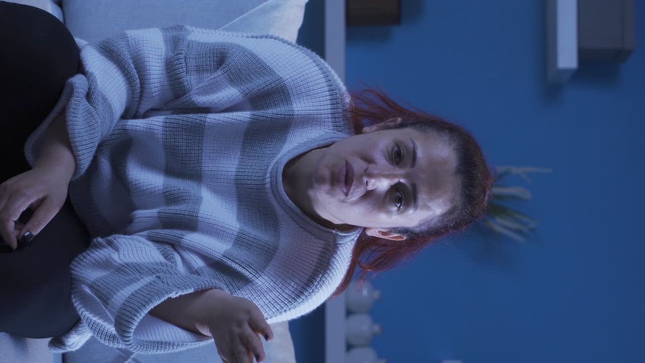 video vertical de una mujer mirando a la cámara con problemas.