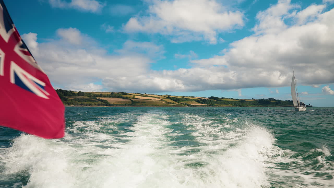 поездка на лодке, открывая корнуолльский ландшафт